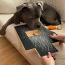 Arranhador de Madeira para Cães com Caixa de Petiscos Integrada, Almofada para Aparar Unhas, Design Retrátil e Superfície de Lixa Brinquedo para Arranhar