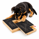 Arranhador de Madeira para Cães com Caixa de Petiscos Integrada, Almofada para Aparar Unhas, Design Retrátil e Superfície de Lixa Brinquedo para Arranhar