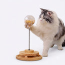 Brinquedo Interativo para Gatos CatSpring Torre de Enriquecimento com Mola, Dispenser de Petiscos e Base Giratória em Madeira